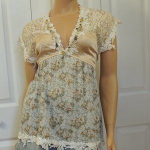 Meghan Lace Bling v-neck Gold and Floral Top M